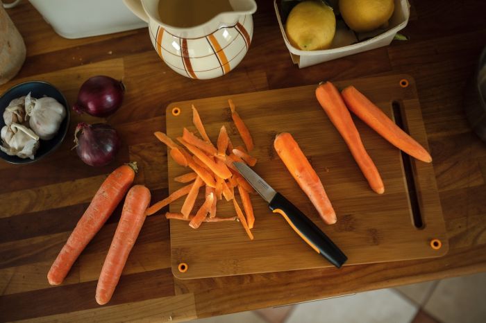 Кухонный нож для овощей Fiskars Functional Form, прямой, 8см, нержавеющая сталь, пластик, черный