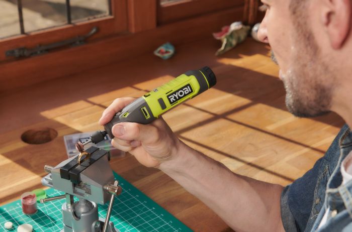 Шлифмашина шлифовально-гравировочная аккумуляторная Ryobi USB Lithium RRT4-120GA15 4В 1х2А·ч 15 аксессуаров 0.23кг
