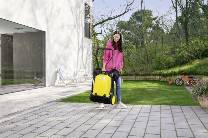 Підмітальна машина Karcher S 4 Twin ручна захват 68см контейнер 20л 10.2кг