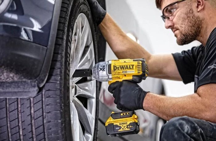 Гайковерт ударный DeWalt XR Li-Ion 18В 950Нм 1900об/мин 240уд/мин 1/2" 2.7кг без АКБ и ЗП
