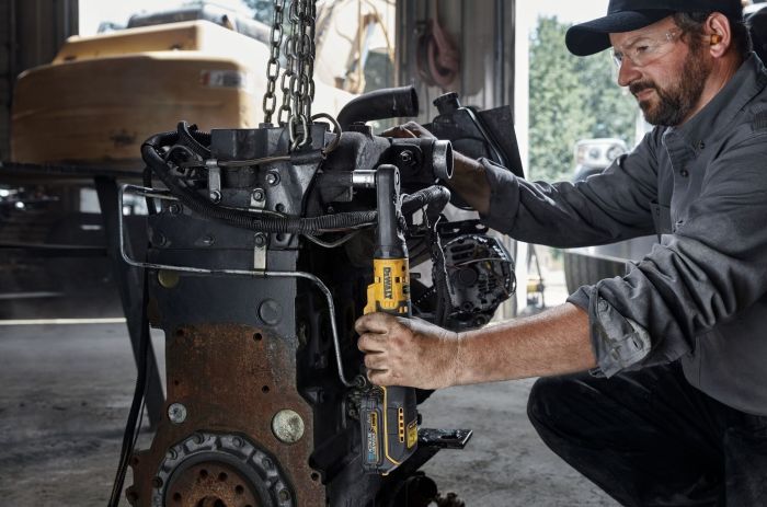 Гайковерт ударный аккумуляторный DeWalt XR Li-Ion 18В 102Нм 0-300об/мин 1/2,3/8" 1.2кг без АКБ и ЗП