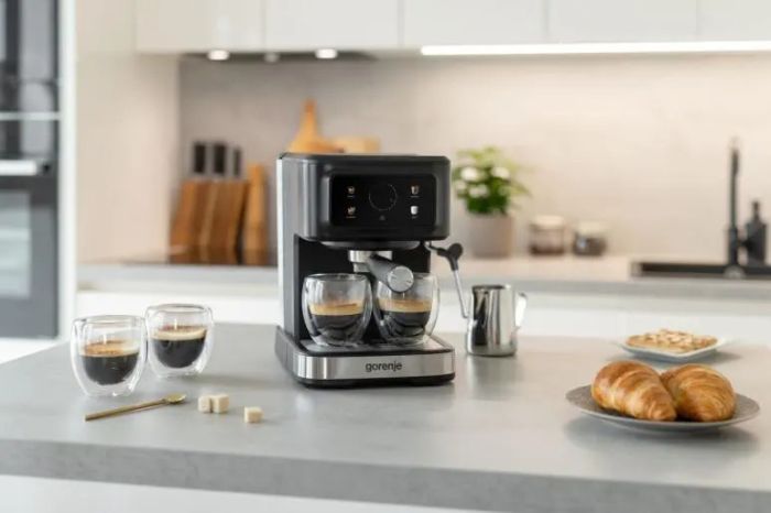 Кофеварка Gorenje рожковая 1.5л, молотый, ручной капучинатор, черный