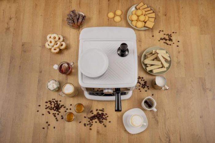 Кофеварка Gorenje рожковая 2.5л, кофемолка 0,25л,  капучинатор, кнопочное управл., белый