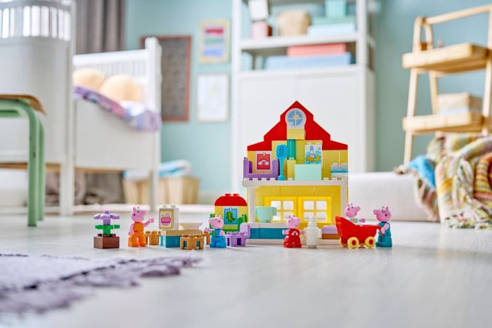 Конструктор LEGO DUPLO Peppa Pig Семейный дом